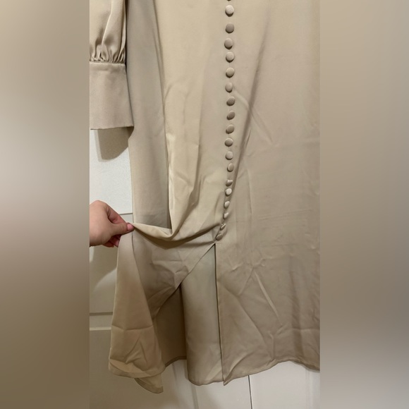 Lichi Designed in Frankfurt am Main Button-embellished midi dress - Picture 7 of 9